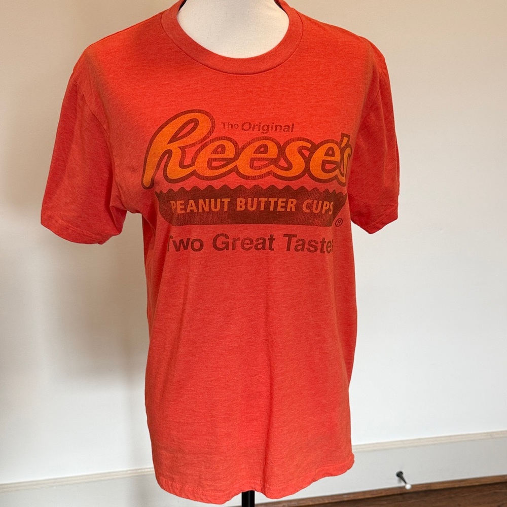Tee Luv Reese's Peanut Butter Cup Graphic T-Shirt Size Medium